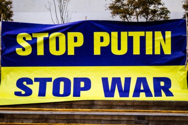 Tel Aviv, İsrail - Rusya 'nın Ukrayna' ya yönelik politikasına karşı 20 Mart 2022 'de Tel Aviv' deki Habima Meydanı 'nda protestocular, İsrailliler Rusya' ya karşı patlak veren savaşta Ukrayna halkını desteklediler.