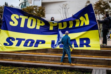 Tel Aviv, İsrail - Rusya 'nın Ukrayna' ya yönelik politikasına karşı 20 Mart 2022 'de Tel Aviv' deki Habima Meydanı 'nda protestocular, İsrailliler Rusya' ya karşı patlak veren savaşta Ukrayna halkını desteklediler.
