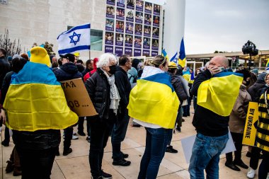 Tel Aviv, İsrail - Rusya 'nın Ukrayna' ya yönelik politikasına karşı 20 Mart 2022 'de Tel Aviv' deki Habima Meydanı 'nda protestocular, İsrailliler Rusya' ya karşı patlak veren savaşta Ukrayna halkını desteklediler.