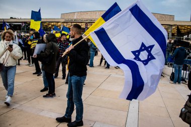 Tel Aviv, İsrail - Rusya 'nın Ukrayna' ya yönelik politikasına karşı 20 Mart 2022 'de Tel Aviv' deki Habima Meydanı 'nda protestocular, İsrailliler Rusya' ya karşı patlak veren savaşta Ukrayna halkını desteklediler.