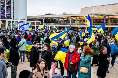 Tel Aviv, İsrail - Rusya 'nın Ukrayna' ya yönelik politikasına karşı 20 Mart 2022 'de Tel Aviv' deki Habima Meydanı 'nda protestocular, İsrailliler Rusya' ya karşı patlak veren savaşta Ukrayna halkını desteklediler.