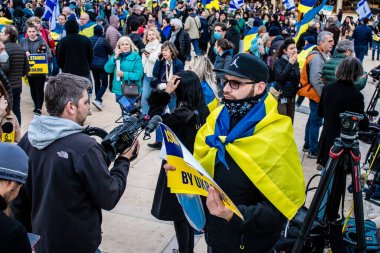 Tel Aviv, İsrail - Rusya 'nın Ukrayna' ya yönelik politikasına karşı 20 Mart 2022 'de Tel Aviv' deki Habima Meydanı 'nda protestocular, İsrailliler Rusya' ya karşı patlak veren savaşta Ukrayna halkını desteklediler.