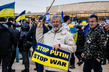 Tel Aviv, İsrail - Rusya 'nın Ukrayna' ya yönelik politikasına karşı 20 Mart 2022 'de Tel Aviv' deki Habima Meydanı 'nda protestocular, İsrailliler Rusya' ya karşı patlak veren savaşta Ukrayna halkını desteklediler.