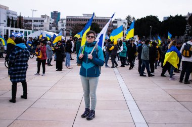 Tel Aviv, İsrail - Rusya 'nın Ukrayna' ya yönelik politikasına karşı 20 Mart 2022 'de Tel Aviv' deki Habima Meydanı 'nda protestocular, İsrailliler Rusya' ya karşı patlak veren savaşta Ukrayna halkını desteklediler.