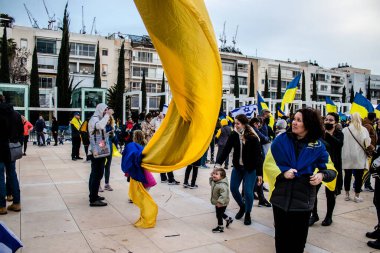 Tel Aviv, İsrail - Rusya 'nın Ukrayna' ya yönelik politikasına karşı 20 Mart 2022 'de Tel Aviv' deki Habima Meydanı 'nda protestocular, İsrailliler Rusya' ya karşı patlak veren savaşta Ukrayna halkını desteklediler.
