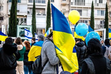 Tel Aviv, İsrail - Rusya 'nın Ukrayna' ya yönelik politikasına karşı 20 Mart 2022 'de Tel Aviv' deki Habima Meydanı 'nda protestocular, İsrailliler Rusya' ya karşı patlak veren savaşta Ukrayna halkını desteklediler.