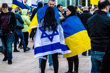 Tel Aviv, İsrail - Rusya 'nın Ukrayna' ya yönelik politikasına karşı 20 Mart 2022 'de Tel Aviv' deki Habima Meydanı 'nda protestocular, İsrailliler Rusya' ya karşı patlak veren savaşta Ukrayna halkını desteklediler.