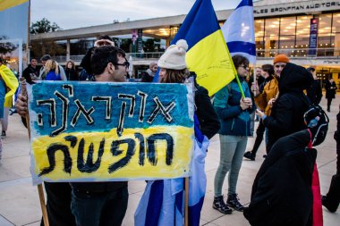 Tel Aviv, İsrail - Rusya 'nın Ukrayna' ya yönelik politikasına karşı 20 Mart 2022 'de Tel Aviv' deki Habima Meydanı 'nda protestocular, İsrailliler Rusya' ya karşı patlak veren savaşta Ukrayna halkını desteklediler.