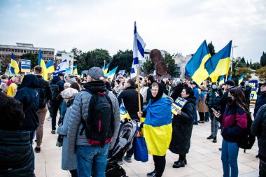 Tel Aviv, İsrail - Rusya 'nın Ukrayna' ya yönelik politikasına karşı 20 Mart 2022 'de Tel Aviv' deki Habima Meydanı 'nda protestocular, İsrailliler Rusya' ya karşı patlak veren savaşta Ukrayna halkını desteklediler.