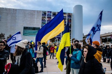 Tel Aviv, İsrail - Rusya 'nın Ukrayna' ya yönelik politikasına karşı 20 Mart 2022 'de Tel Aviv' deki Habima Meydanı 'nda protestocular, İsrailliler Rusya' ya karşı patlak veren savaşta Ukrayna halkını desteklediler.