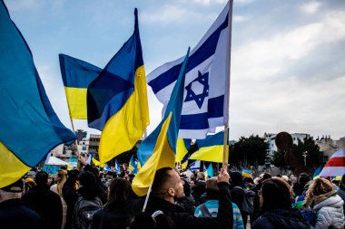 Tel Aviv, İsrail - Rusya 'nın Ukrayna' ya yönelik politikasına karşı 20 Mart 2022 'de Tel Aviv' deki Habima Meydanı 'nda protestocular, İsrailliler Rusya' ya karşı patlak veren savaşta Ukrayna halkını desteklediler.