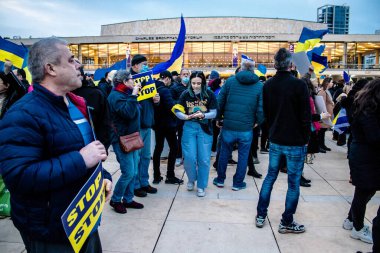 Tel Aviv, İsrail - Rusya 'nın Ukrayna' ya yönelik politikasına karşı 20 Mart 2022 'de Tel Aviv' deki Habima Meydanı 'nda protestocular, İsrailliler Rusya' ya karşı patlak veren savaşta Ukrayna halkını desteklediler.