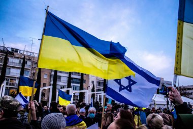 Tel Aviv, İsrail - Rusya 'nın Ukrayna' ya yönelik politikasına karşı 20 Mart 2022 'de Tel Aviv' deki Habima Meydanı 'nda protestocular, İsrailliler Rusya' ya karşı patlak veren savaşta Ukrayna halkını desteklediler.