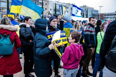Tel Aviv, İsrail - Rusya 'nın Ukrayna' ya yönelik politikasına karşı 20 Mart 2022 'de Tel Aviv' deki Habima Meydanı 'nda protestocular, İsrailliler Rusya' ya karşı patlak veren savaşta Ukrayna halkını desteklediler.