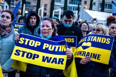 Tel Aviv, İsrail - Rusya 'nın Ukrayna' ya yönelik politikasına karşı 20 Mart 2022 'de Tel Aviv' deki Habima Meydanı 'nda protestocular, İsrailliler Rusya' ya karşı patlak veren savaşta Ukrayna halkını desteklediler.