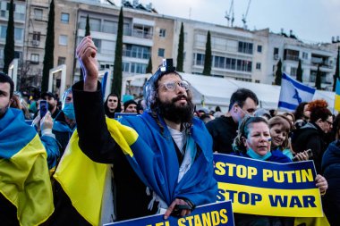 Tel Aviv, İsrail - Rusya 'nın Ukrayna' ya yönelik politikasına karşı 20 Mart 2022 'de Tel Aviv' deki Habima Meydanı 'nda protestocular, İsrailliler Rusya' ya karşı patlak veren savaşta Ukrayna halkını desteklediler.