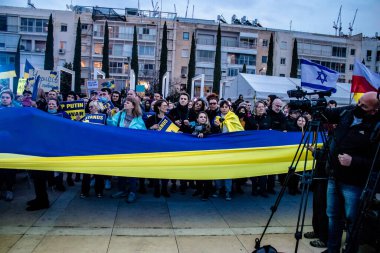 Tel Aviv, İsrail - Rusya 'nın Ukrayna' ya yönelik politikasına karşı 20 Mart 2022 'de Tel Aviv' deki Habima Meydanı 'nda protestocular, İsrailliler Rusya' ya karşı patlak veren savaşta Ukrayna halkını desteklediler.