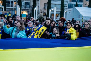 Tel Aviv, İsrail - Rusya 'nın Ukrayna' ya yönelik politikasına karşı 20 Mart 2022 'de Tel Aviv' deki Habima Meydanı 'nda protestocular, İsrailliler Rusya' ya karşı patlak veren savaşta Ukrayna halkını desteklediler.