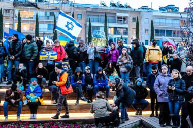 Tel Aviv, İsrail - Rusya 'nın Ukrayna' ya yönelik politikasına karşı 20 Mart 2022 'de Tel Aviv' deki Habima Meydanı 'nda protestocular, İsrailliler Rusya' ya karşı patlak veren savaşta Ukrayna halkını desteklediler.