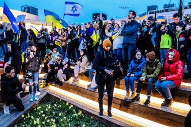 Tel Aviv, İsrail - Rusya 'nın Ukrayna' ya yönelik politikasına karşı 20 Mart 2022 'de Tel Aviv' deki Habima Meydanı 'nda protestocular, İsrailliler Rusya' ya karşı patlak veren savaşta Ukrayna halkını desteklediler.