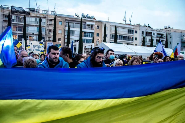 Tel Aviv, İsrail - Rusya 'nın Ukrayna' ya yönelik politikasına karşı 20 Mart 2022 'de Tel Aviv' deki Habima Meydanı 'nda protestocular, İsrailliler Rusya' ya karşı patlak veren savaşta Ukrayna halkını desteklediler.