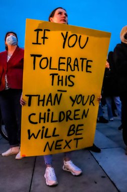 Tel Aviv, İsrail - Rusya 'nın Ukrayna' ya yönelik politikasına karşı 20 Mart 2022 'de Tel Aviv' deki Habima Meydanı 'nda protestocular, İsrailliler Rusya' ya karşı patlak veren savaşta Ukrayna halkını desteklediler.