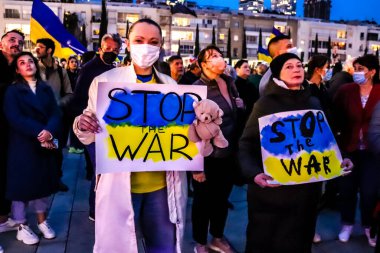 Tel Aviv, İsrail - Rusya 'nın Ukrayna' ya yönelik politikasına karşı 20 Mart 2022 'de Tel Aviv' deki Habima Meydanı 'nda protestocular, İsrailliler Rusya' ya karşı patlak veren savaşta Ukrayna halkını desteklediler.