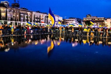 Tel Aviv, İsrail - Rusya 'nın Ukrayna' ya yönelik politikasına karşı 20 Mart 2022 'de Tel Aviv' deki Habima Meydanı 'nda protestocular, İsrailliler Rusya' ya karşı patlak veren savaşta Ukrayna halkını desteklediler.