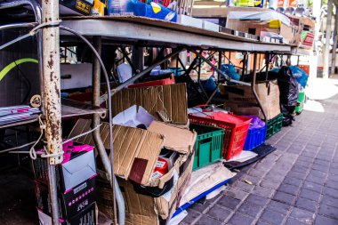 Tel Aviv, İsrail - 4 Nisan 2022 Jaffa Bit Pazarı 'nda satılan çeşitli eşyalar, Shuk HaPishpeshim olarak da bilinir. Tel Aviv 'in güney ucundaki Jaffa' da.