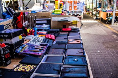 Tel Aviv, İsrail - 4 Nisan 2022 Jaffa Bit Pazarı 'nda satılan çeşitli eşyalar, Shuk HaPishpeshim olarak da bilinir. Tel Aviv 'in güney ucundaki Jaffa' da.