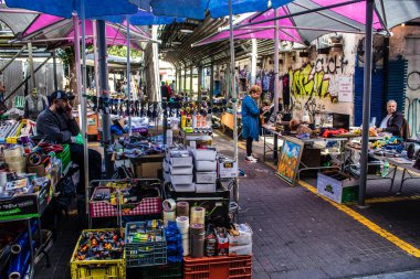 Tel Aviv, İsrail - 4 Nisan 2022 Jaffa Bit Pazarı 'nda satılan çeşitli eşyalar, Shuk HaPishpeshim olarak da bilinir. Tel Aviv 'in güney ucundaki Jaffa' da.