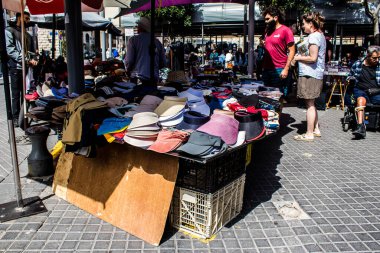 Tel Aviv, İsrail - 4 Nisan 2022 Jaffa Bit Pazarı 'nda satılan çeşitli eşyalar, Shuk HaPishpeshim olarak da bilinir. Tel Aviv 'in güney ucundaki Jaffa' da.