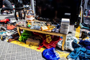 Tel Aviv, İsrail - 4 Nisan 2022 Jaffa Bit Pazarı 'nda satılan çeşitli eşyalar, Shuk HaPishpeshim olarak da bilinir. Tel Aviv 'in güney ucundaki Jaffa' da.