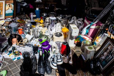 Tel Aviv, İsrail - 4 Nisan 2022 Jaffa Bit Pazarı 'nda satılan çeşitli eşyalar, Shuk HaPishpeshim olarak da bilinir. Tel Aviv 'in güney ucundaki Jaffa' da.