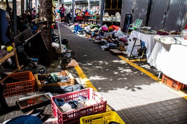 Tel Aviv, İsrail - 4 Nisan 2022 Jaffa Bit Pazarı 'nda satılan çeşitli eşyalar, Shuk HaPishpeshim olarak da bilinir. Tel Aviv 'in güney ucundaki Jaffa' da.