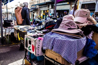 Tel Aviv, İsrail - 4 Nisan 2022 Jaffa Bit Pazarı 'nda satılan çeşitli eşyalar, Shuk HaPishpeshim olarak da bilinir. Tel Aviv 'in güney ucundaki Jaffa' da.