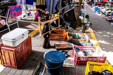 Tel Aviv, İsrail - 4 Nisan 2022 Jaffa Bit Pazarı 'nda satılan çeşitli eşyalar, Shuk HaPishpeshim olarak da bilinir. Tel Aviv 'in güney ucundaki Jaffa' da.