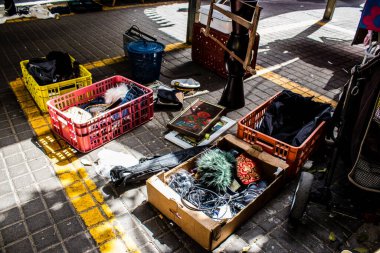 Tel Aviv, İsrail - 4 Nisan 2022 Jaffa Bit Pazarı 'nda satılan çeşitli eşyalar, Shuk HaPishpeshim olarak da bilinir. Tel Aviv 'in güney ucundaki Jaffa' da.