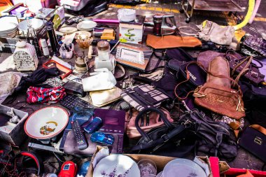 Tel Aviv, İsrail - 4 Nisan 2022 Jaffa Bit Pazarı 'nda satılan çeşitli eşyalar, Shuk HaPishpeshim olarak da bilinir. Tel Aviv 'in güney ucundaki Jaffa' da.