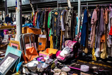 Tel Aviv, İsrail - 4 Nisan 2022 Jaffa Bit Pazarı 'nda satılan çeşitli eşyalar, Shuk HaPishpeshim olarak da bilinir. Tel Aviv 'in güney ucundaki Jaffa' da.