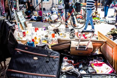 Tel Aviv, İsrail - 4 Nisan 2022 Jaffa Bit Pazarı 'nda satılan çeşitli eşyalar, Shuk HaPishpeshim olarak da bilinir. Tel Aviv 'in güney ucundaki Jaffa' da.