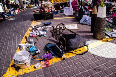 Tel Aviv, İsrail - 4 Nisan 2022 Jaffa Bit Pazarı 'nda satılan çeşitli eşyalar, Shuk HaPishpeshim olarak da bilinir. Tel Aviv 'in güney ucundaki Jaffa' da.