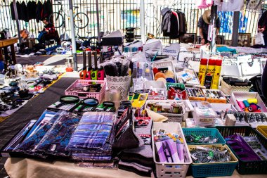 Tel Aviv, İsrail - 4 Nisan 2022 Jaffa Bit Pazarı 'nda satılan çeşitli eşyalar, Shuk HaPishpeshim olarak da bilinir. Tel Aviv 'in güney ucundaki Jaffa' da.