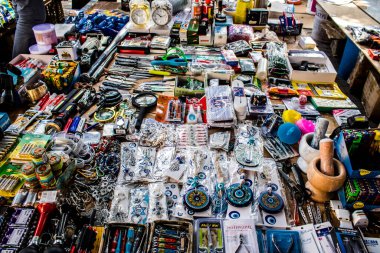 Tel Aviv, İsrail - 4 Nisan 2022 Jaffa Bit Pazarı 'nda satılan çeşitli eşyalar, Shuk HaPishpeshim olarak da bilinir. Tel Aviv 'in güney ucundaki Jaffa' da.