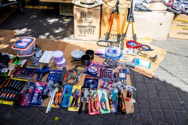 Tel Aviv, İsrail - 4 Nisan 2022 Jaffa Bit Pazarı 'nda satılan çeşitli eşyalar, Shuk HaPishpeshim olarak da bilinir. Tel Aviv 'in güney ucundaki Jaffa' da.