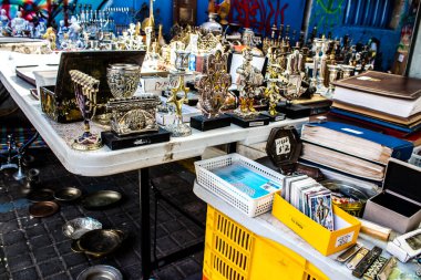 Tel Aviv, İsrail - 4 Nisan 2022 Jaffa Bit Pazarı 'nda satılan çeşitli eşyalar, Shuk HaPishpeshim olarak da bilinir. Tel Aviv 'in güney ucundaki Jaffa' da.
