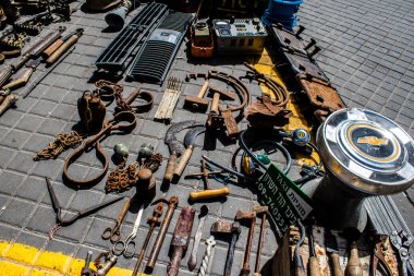 Tel Aviv, İsrail - 4 Nisan 2022 Jaffa Bit Pazarı 'nda satılan çeşitli eşyalar, Shuk HaPishpeshim olarak da bilinir. Tel Aviv 'in güney ucundaki Jaffa' da.