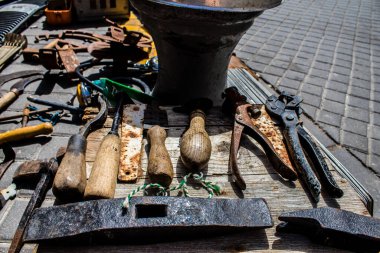 Tel Aviv, İsrail - 4 Nisan 2022 Jaffa Bit Pazarı 'nda satılan çeşitli eşyalar, Shuk HaPishpeshim olarak da bilinir. Tel Aviv 'in güney ucundaki Jaffa' da.