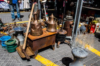 Tel Aviv, İsrail - 4 Nisan 2022 Jaffa Bit Pazarı 'nda satılan çeşitli eşyalar, Shuk HaPishpeshim olarak da bilinir. Tel Aviv 'in güney ucundaki Jaffa' da.