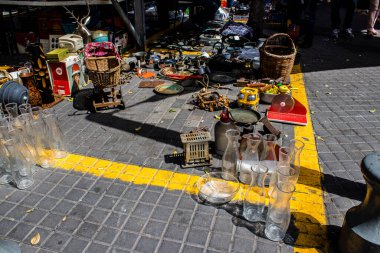 Tel Aviv, İsrail - 4 Nisan 2022 Jaffa Bit Pazarı 'nda satılan çeşitli eşyalar, Shuk HaPishpeshim olarak da bilinir. Tel Aviv 'in güney ucundaki Jaffa' da.